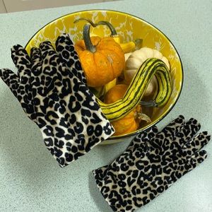Women’s velvet leopard gloves by “a:new:day”. OS fits most.